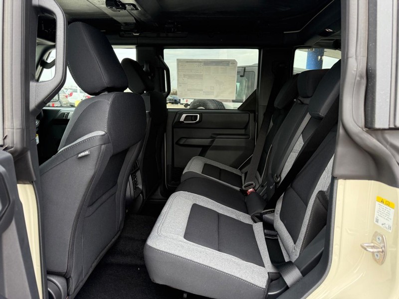 Ford Bronco Vehicle Full-screen Gallery Image 5