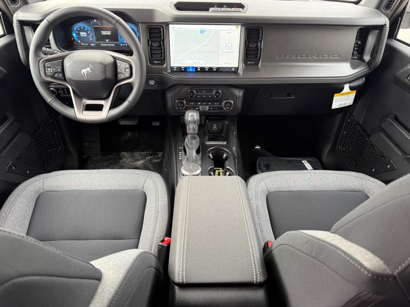 Ford Bronco Vehicle Full-screen Gallery Image 6