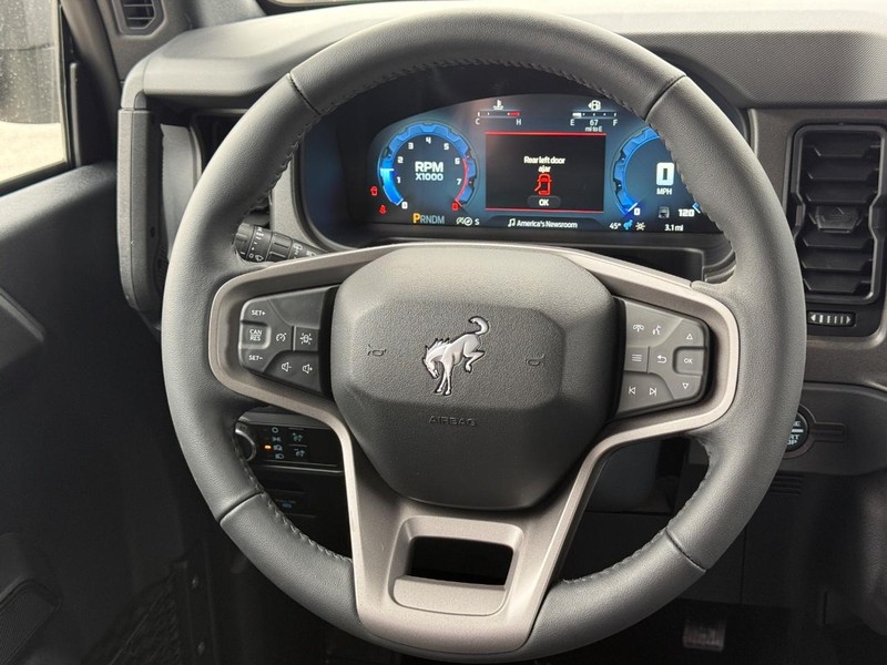 Ford Bronco Vehicle Full-screen Gallery Image 7