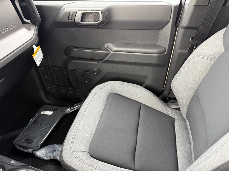 Ford Bronco Vehicle Full-screen Gallery Image 14