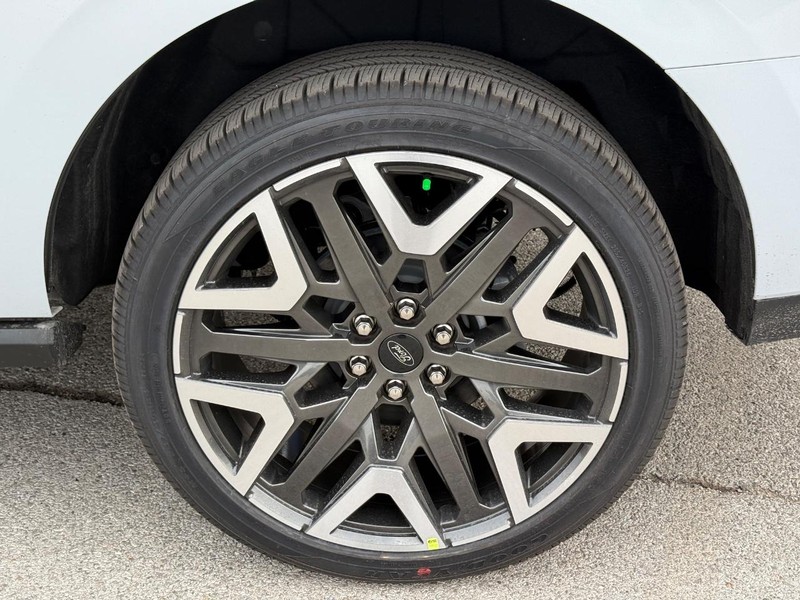 Ford Expedition Vehicle Full-screen Gallery Image 4