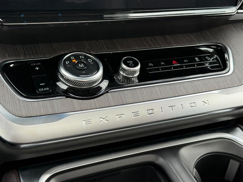 Ford Expedition Vehicle Full-screen Gallery Image 15