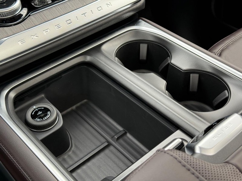 Ford Expedition Vehicle Full-screen Gallery Image 16