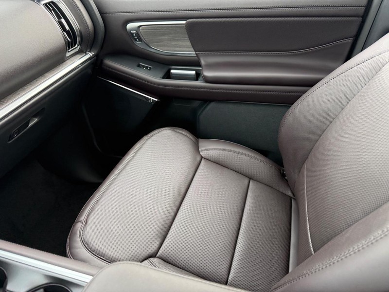 Ford Expedition Vehicle Full-screen Gallery Image 17