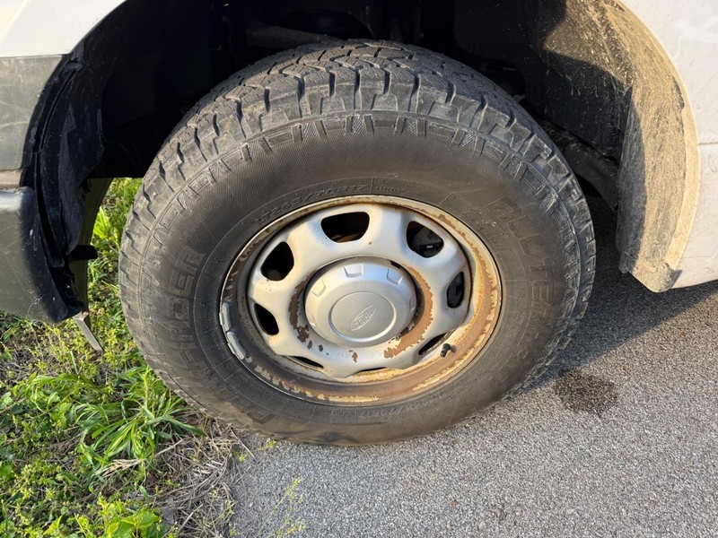 Ford F-150 Vehicle Full-screen Gallery Image 2