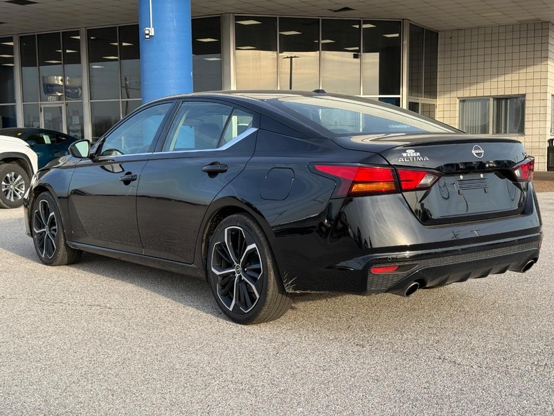 Nissan Altima Vehicle Full-screen Gallery Image 3