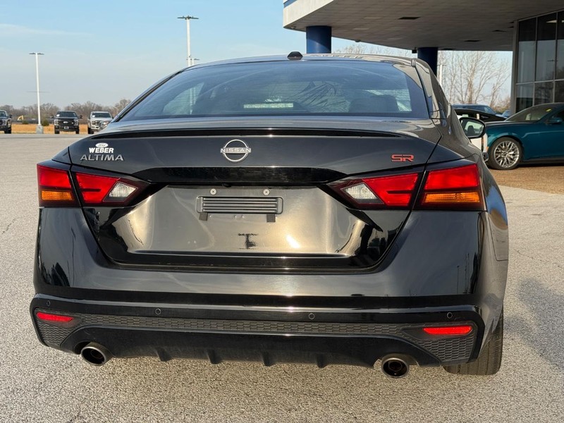Nissan Altima Vehicle Full-screen Gallery Image 4