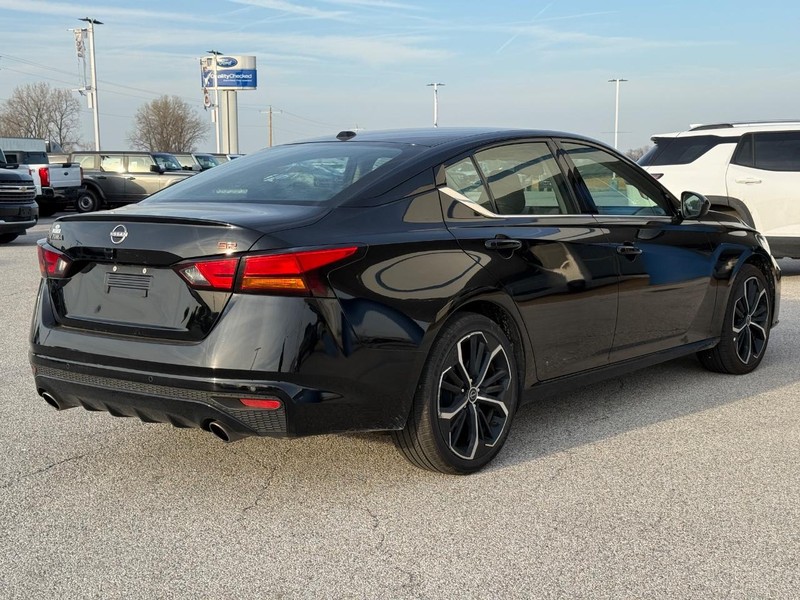 Nissan Altima Vehicle Full-screen Gallery Image 5