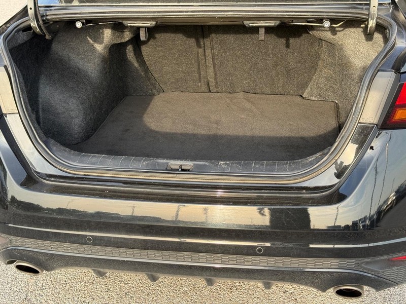 Nissan Altima Vehicle Full-screen Gallery Image 6