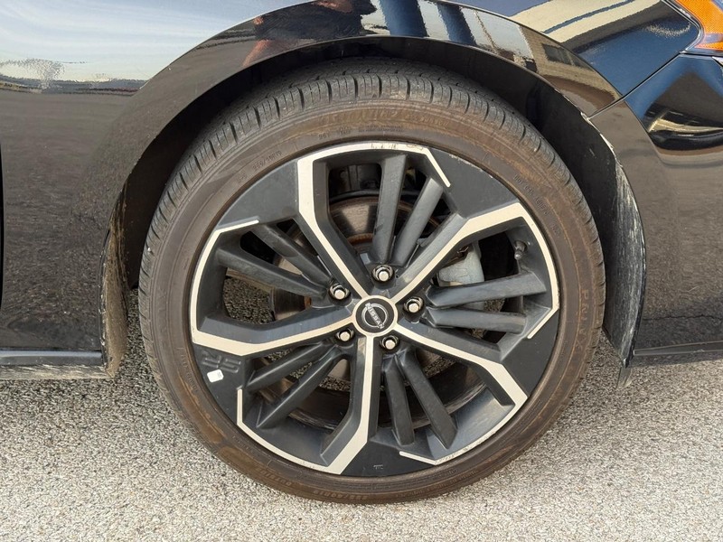 Nissan Altima Vehicle Full-screen Gallery Image 7