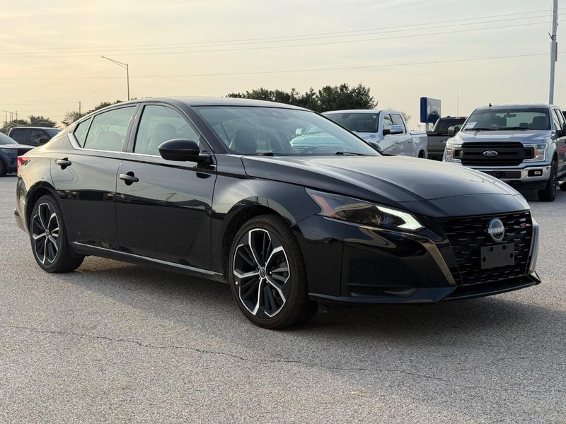 Nissan Altima Vehicle Full-screen Gallery Image 8