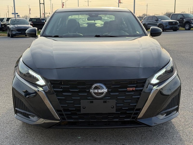 Nissan Altima Vehicle Full-screen Gallery Image 9