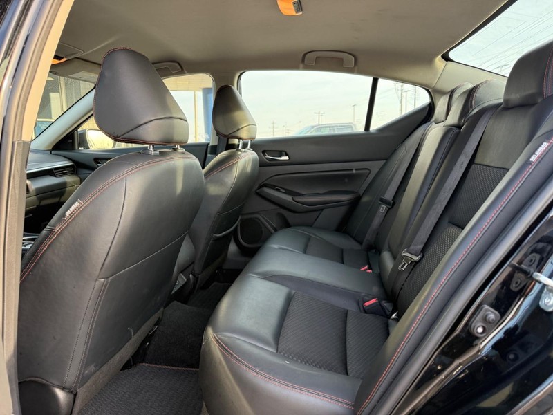 Nissan Altima Vehicle Full-screen Gallery Image 10