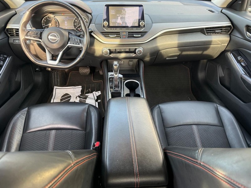 Nissan Altima Vehicle Full-screen Gallery Image 11