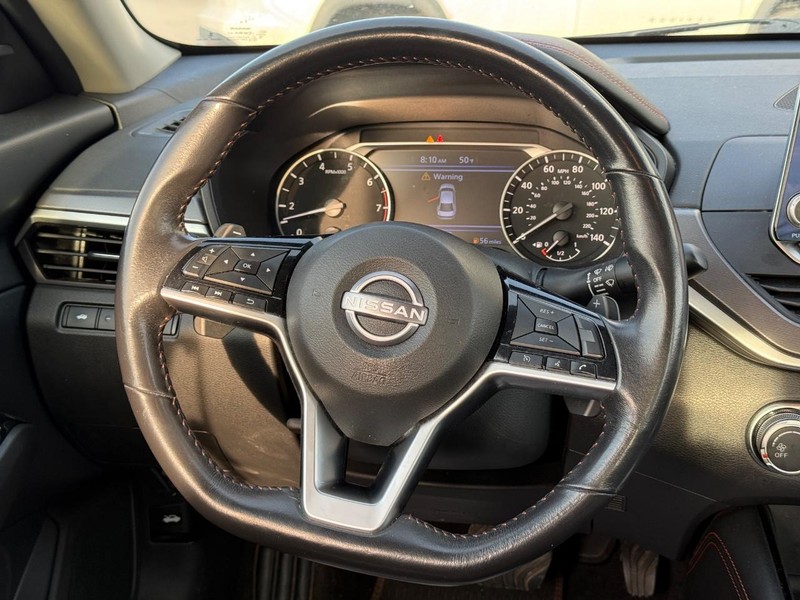 Nissan Altima Vehicle Full-screen Gallery Image 12