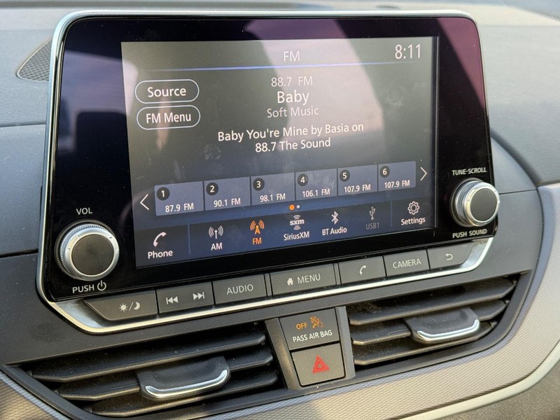 Nissan Altima Vehicle Full-screen Gallery Image 15