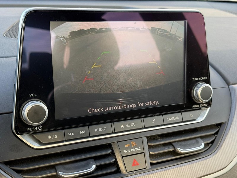 Nissan Altima Vehicle Full-screen Gallery Image 16