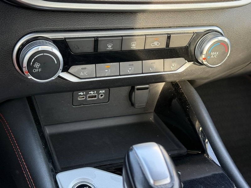 Nissan Altima Vehicle Full-screen Gallery Image 17