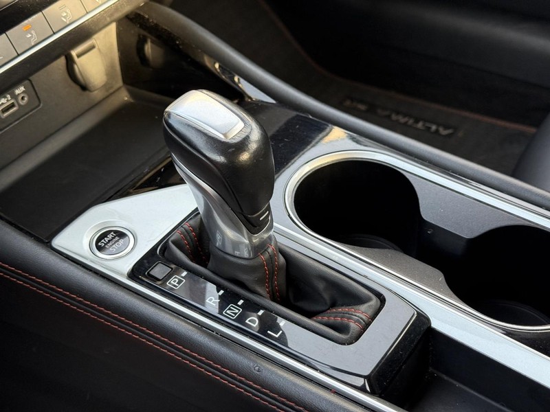 Nissan Altima Vehicle Full-screen Gallery Image 18