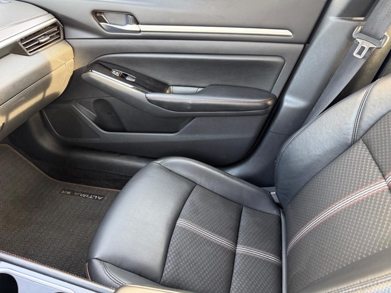 Nissan Altima Vehicle Full-screen Gallery Image 19