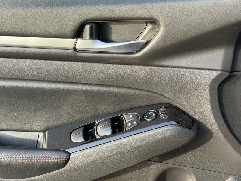 Nissan Altima Vehicle Full-screen Gallery Image 21