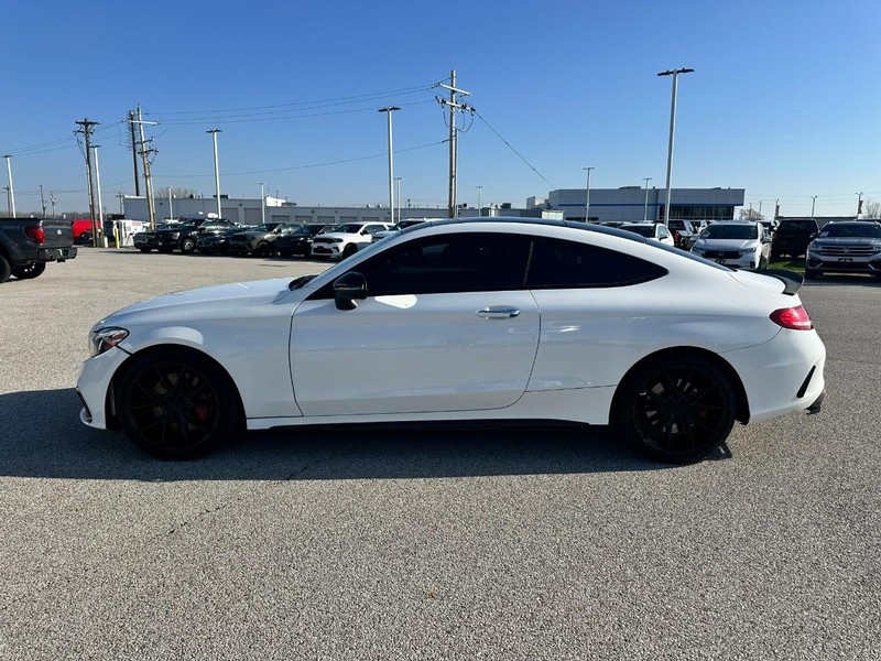 Mercedes-Benz C-Class Vehicle Full-screen Gallery Image 2