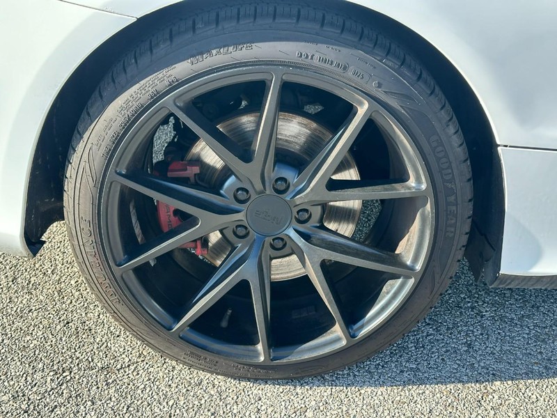 Mercedes-Benz C-Class Vehicle Full-screen Gallery Image 6