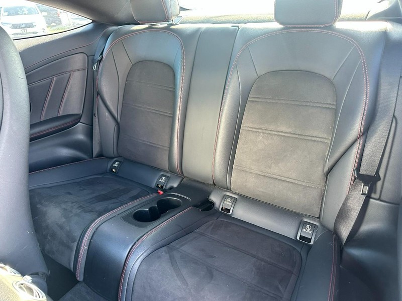 Mercedes-Benz C-Class Vehicle Full-screen Gallery Image 9