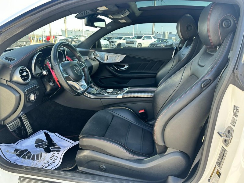 Mercedes-Benz C-Class Vehicle Full-screen Gallery Image 10