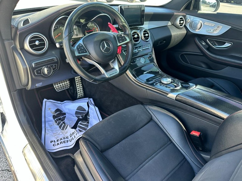 Mercedes-Benz C-Class Vehicle Full-screen Gallery Image 11