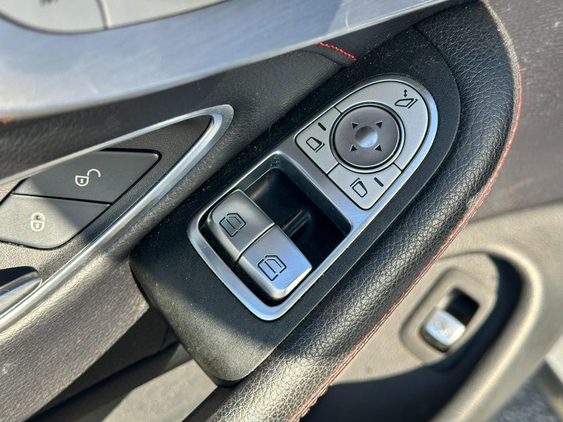 Mercedes-Benz C-Class Vehicle Full-screen Gallery Image 12