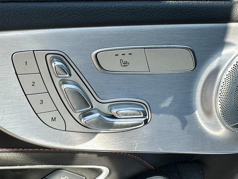 Mercedes-Benz C-Class Vehicle Full-screen Gallery Image 13