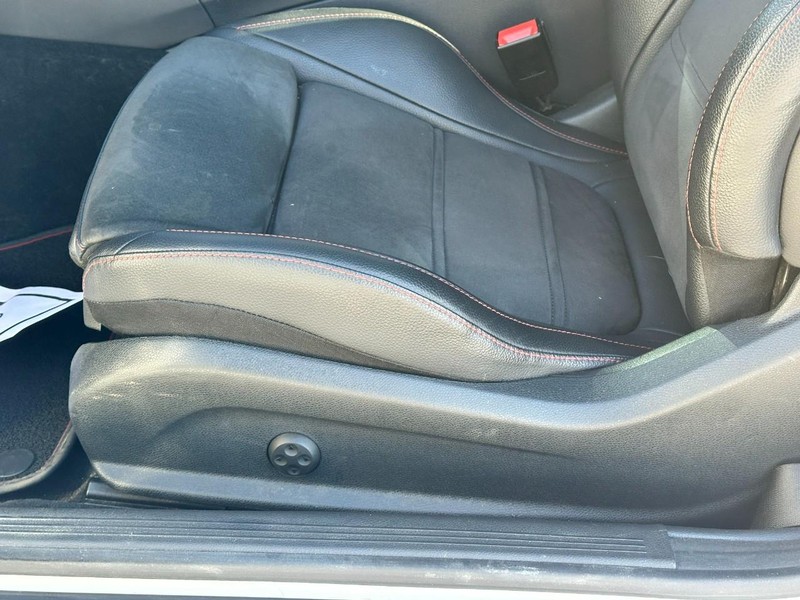 Mercedes-Benz C-Class Vehicle Full-screen Gallery Image 14