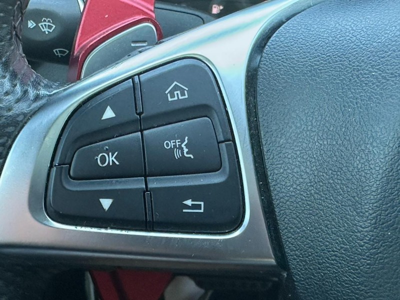 Mercedes-Benz C-Class Vehicle Full-screen Gallery Image 15