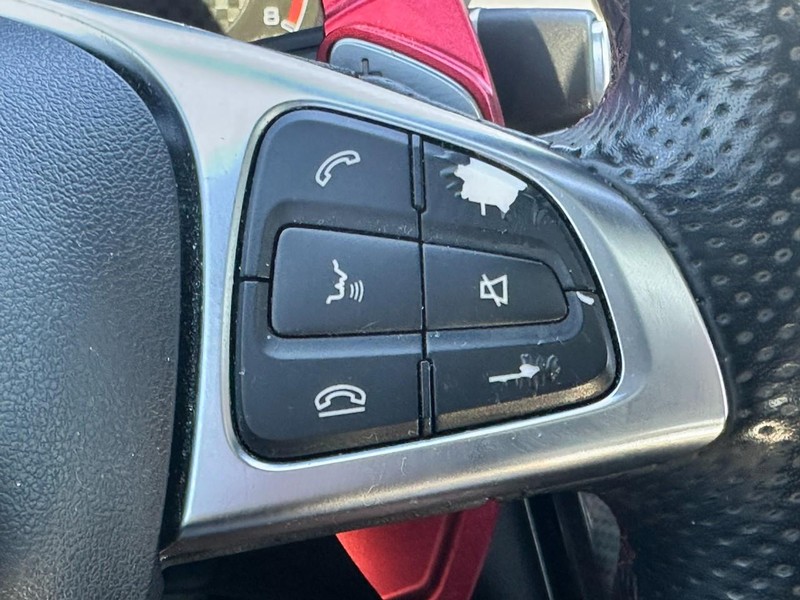 Mercedes-Benz C-Class Vehicle Full-screen Gallery Image 16