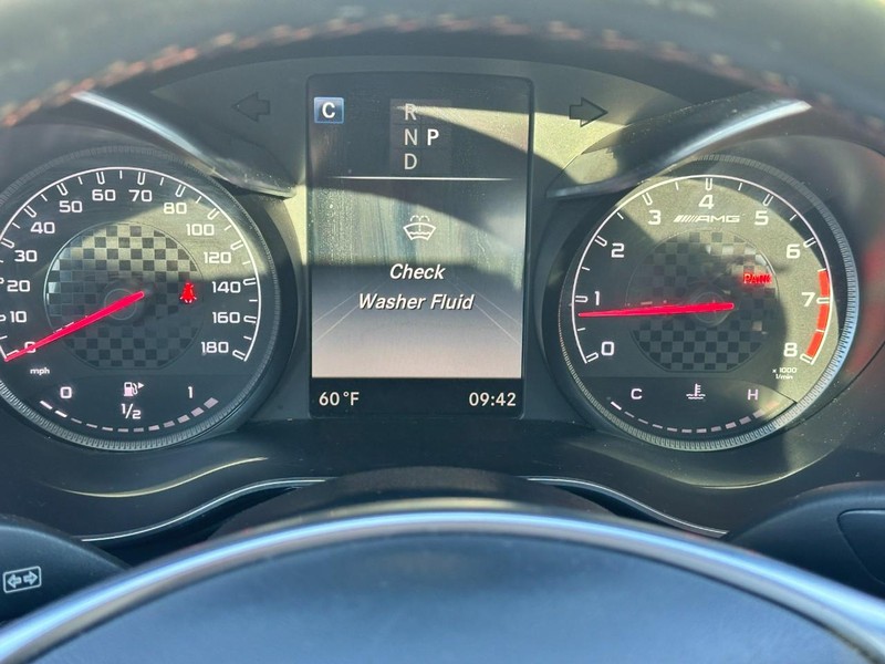 Mercedes-Benz C-Class Vehicle Full-screen Gallery Image 17