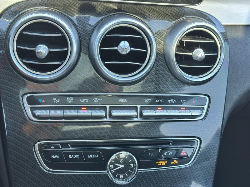 Mercedes-Benz C-Class Vehicle Full-screen Gallery Image 18