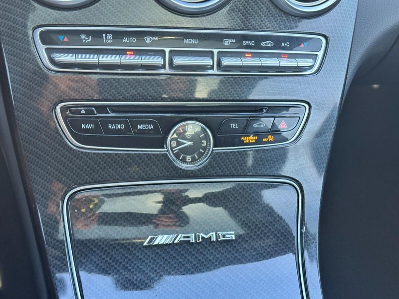 Mercedes-Benz C-Class Vehicle Full-screen Gallery Image 19