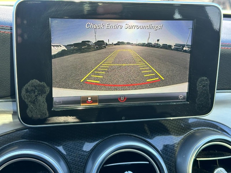 Mercedes-Benz C-Class Vehicle Full-screen Gallery Image 20