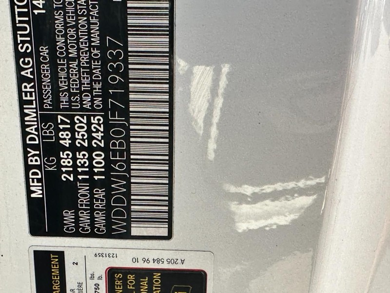 Mercedes-Benz C-Class Vehicle Full-screen Gallery Image 21