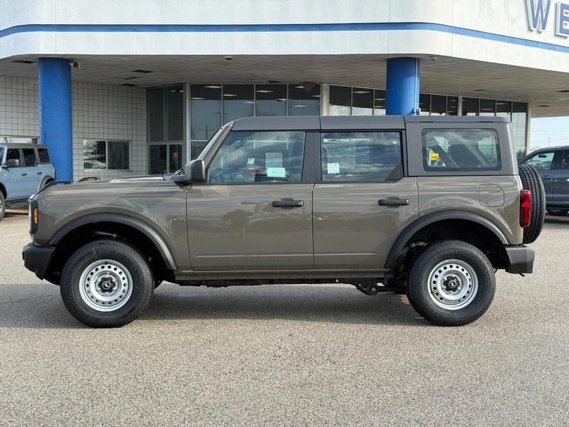 Ford Bronco Vehicle Full-screen Gallery Image 2