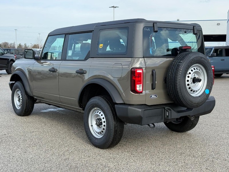 Ford Bronco Vehicle Full-screen Gallery Image 3