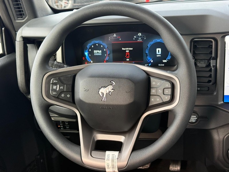 Ford Bronco Vehicle Full-screen Gallery Image 7