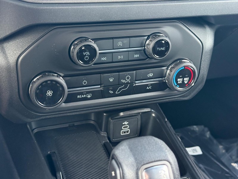 Ford Bronco Vehicle Full-screen Gallery Image 13