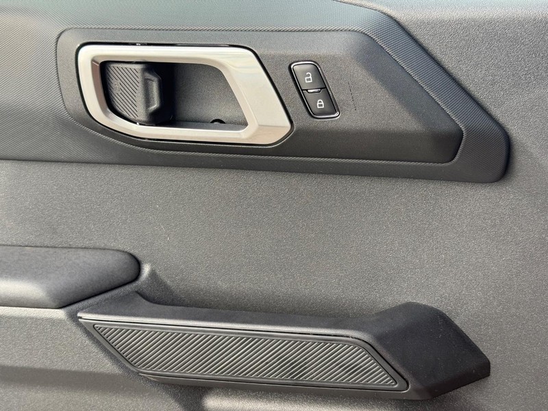 Ford Bronco Vehicle Full-screen Gallery Image 17