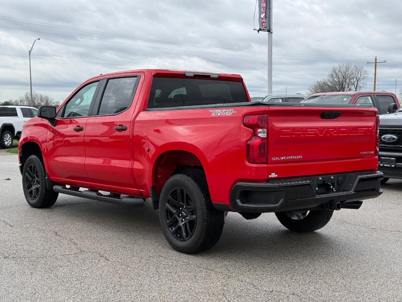 Chevrolet Silverado 1500 Vehicle Full-screen Gallery Image 03