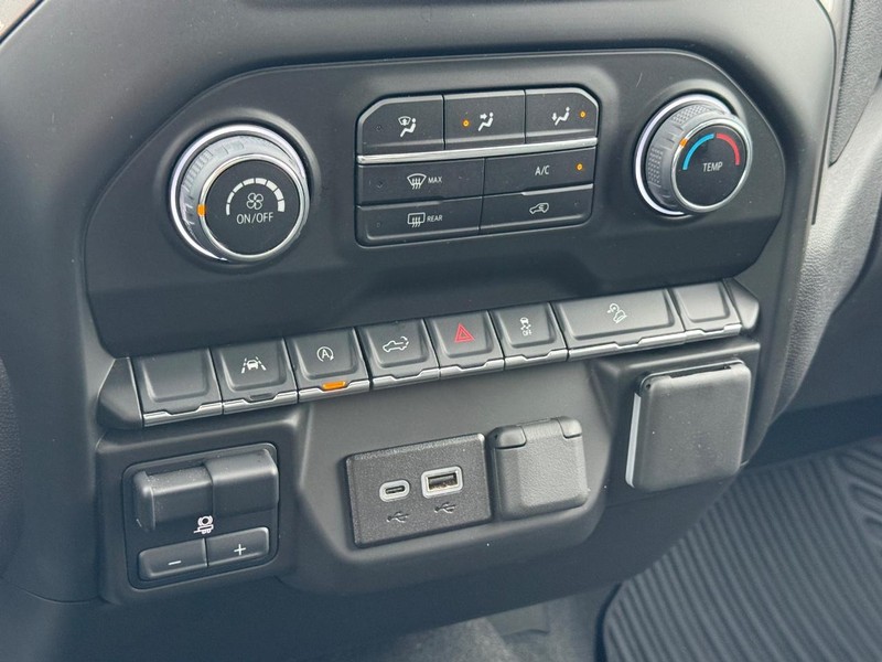 Chevrolet Silverado 1500 Vehicle Full-screen Gallery Image 18