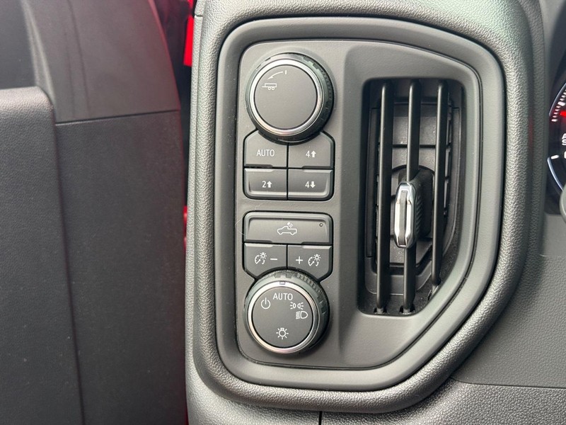 Chevrolet Silverado 1500 Vehicle Full-screen Gallery Image 21