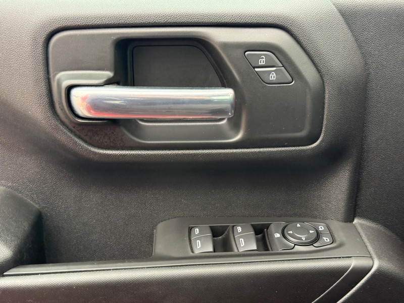 Chevrolet Silverado 1500 Vehicle Full-screen Gallery Image 22