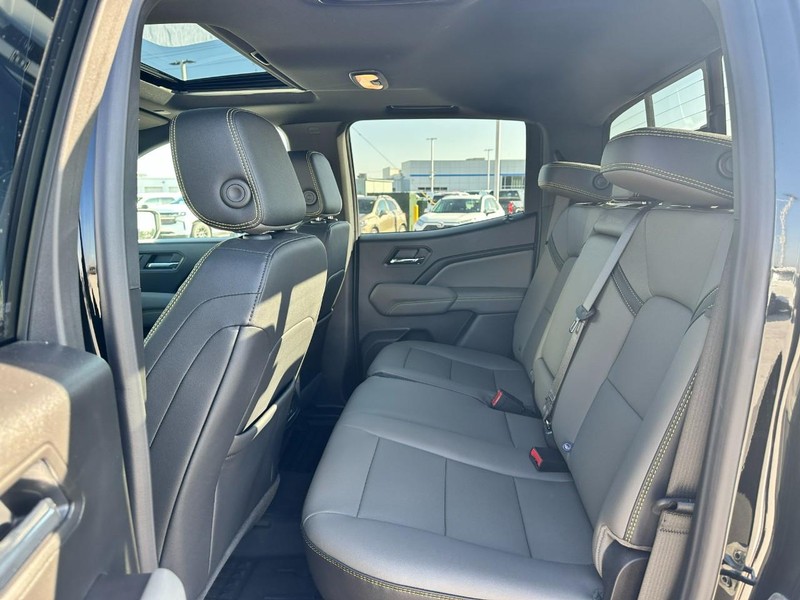 Chevrolet Colorado Vehicle Full-screen Gallery Image 10